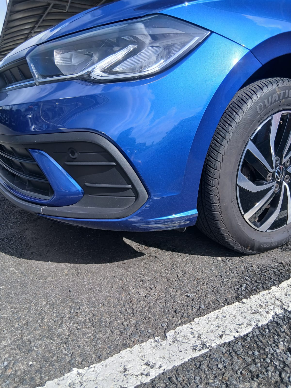 Pare-chocs automobile bleu après intervention esthétique CSR